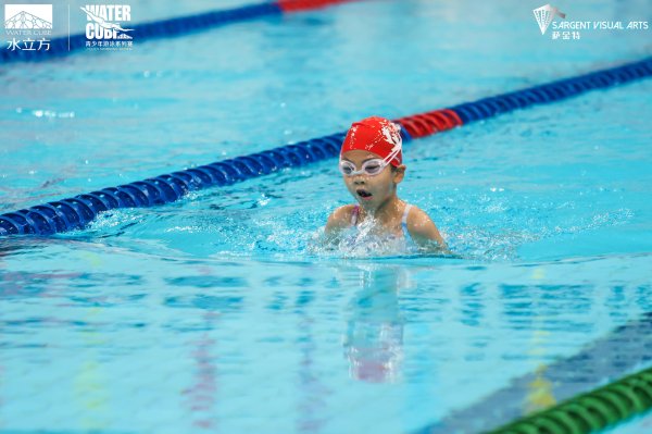 锦鲤配资 6岁儿童乐享奥运遗产 水立方青少年（短池）游泳邀请赛举行